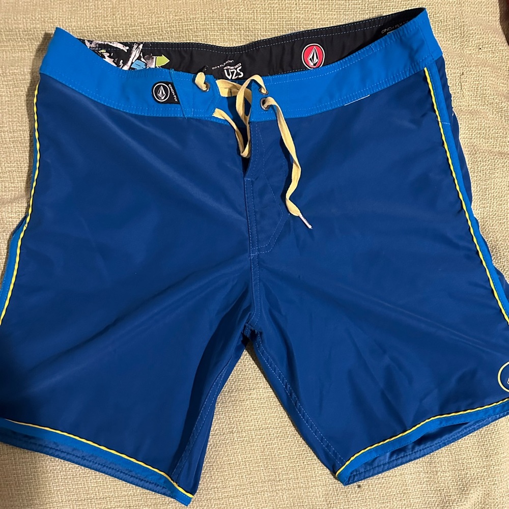 Men’s volcom boardshorts